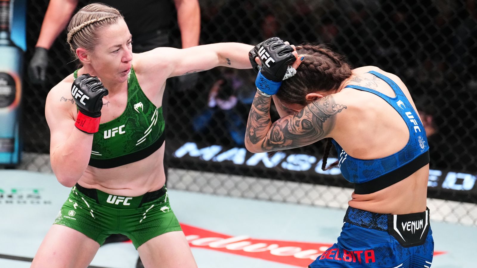 Molly McCann mengalahkan Diana Belbita melalui submission di UFC Fight Night 235 di Las Vegas